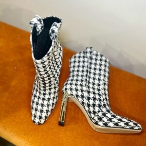 Jessica Simpson Xovira Houndstooth Heeled Bootie Black White Gold Heel